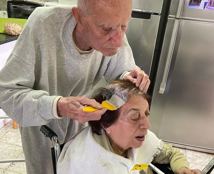92-Year-Old Man Colors His Wifes Hair In Quarantine, And Were Crying