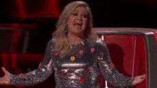 America Made Kelly Clarkson Cry On Her Birthday