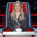 Kelly Clarkson WINS When It Comes To The Voice Fashion!