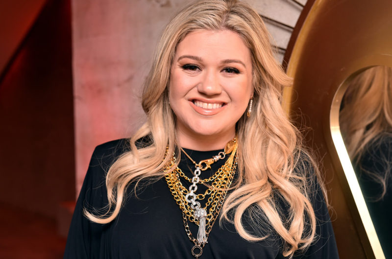 Kelly Clarkson Cleans Up Adam Levine’s Mess on ‘The Voice’