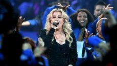 Twitter Went Wild For Kelly Clarkson’s Medley Of Popular Songs At The BBMAs