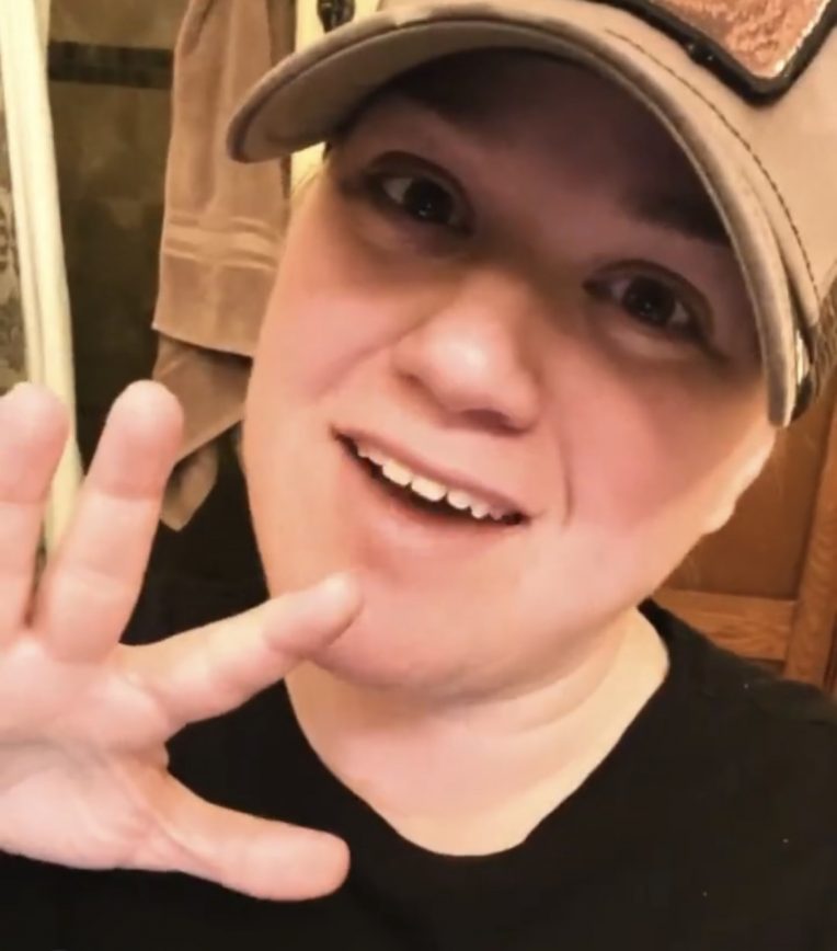 Kelly Clarkson's Pipes Freeze During Social Distancing — Uses Sons Potty