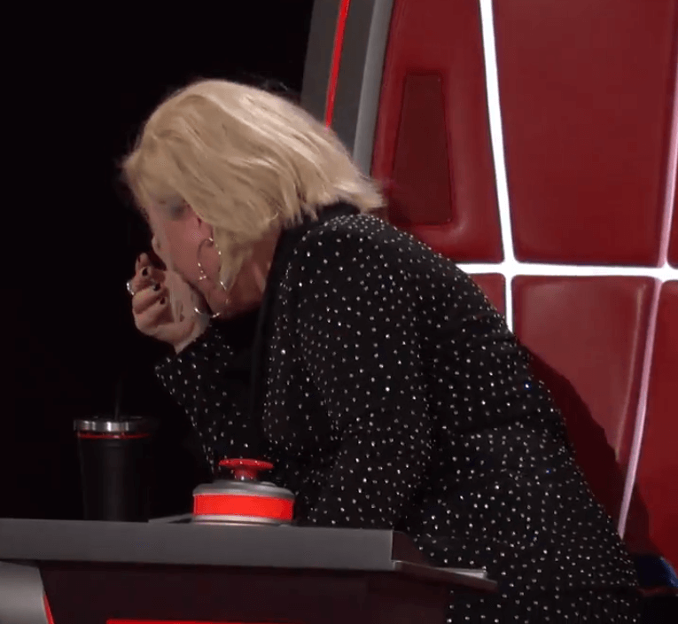 Kelly Clarkson laughing on "The Voice"