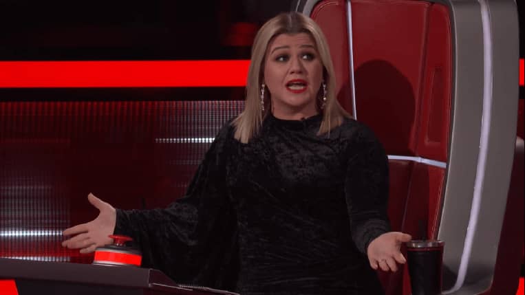 Kelly Clarkson during "The Voice" battles week one