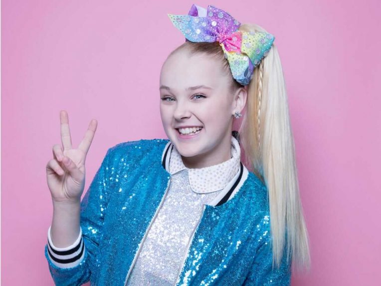 'Masked Singer's JoJo Siwa Takes Out Ponytail & Reveals Natural Hair