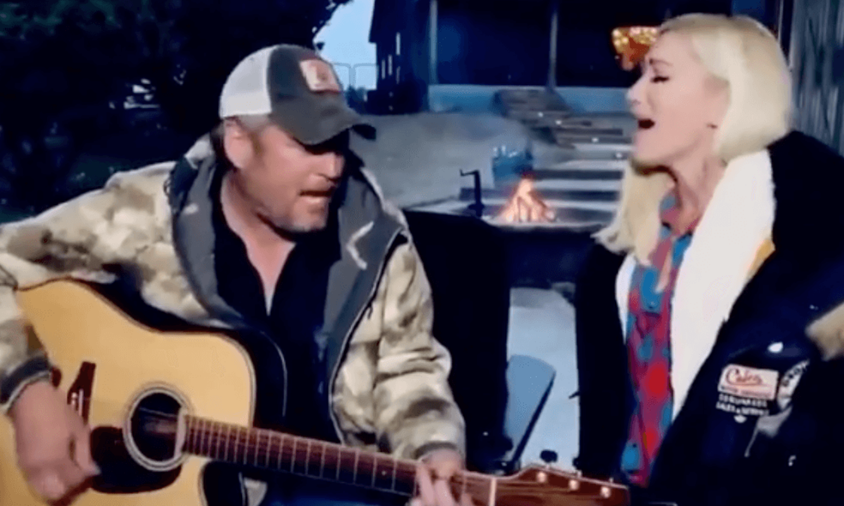 Watch Blake Shelton Gwen Stefani Bundled Up Singing Nobody But You For Acm Special