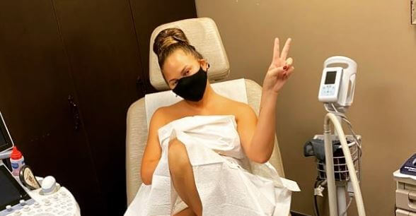 Chrissy Teigen Gets Up Close And Personal With Fans After Removing Breast Implants (1)