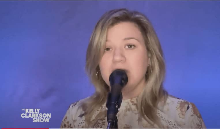 Fans Think Kelly Clarkson’s Cover Of ‘I’m Movin On’ Is Her Sharing Her Divorce Story