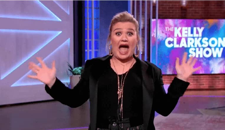Kelly Clarkson Shockingly Curses During Family-Friendly Show [VIDEO]