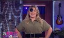 The Mystery Behind Kelly Clarkson’s Eye Patch Is Finally Solved [VIDEO]