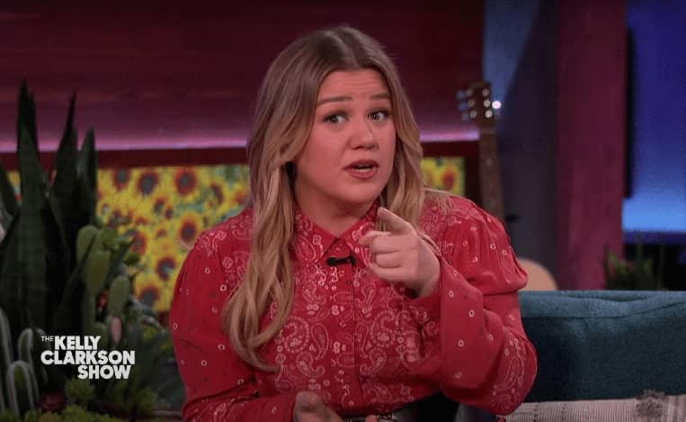 WATCH Kelly Clarkson Give Fan Relationship Advice & Throw Shade At Ex-Husband