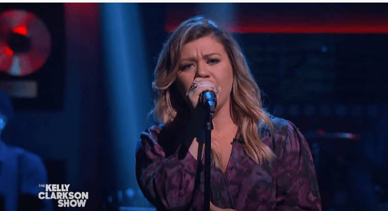 WATCH Kelly Clarkson Sing Emotional Selena Gomez Hit About Ending A Relationship