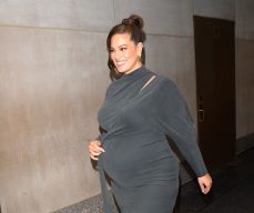 Ashley Graham’s Breastfeeding Video Has Moms Weighing In On THIS Peculiar Thing