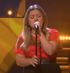kelly-clarkson-performing