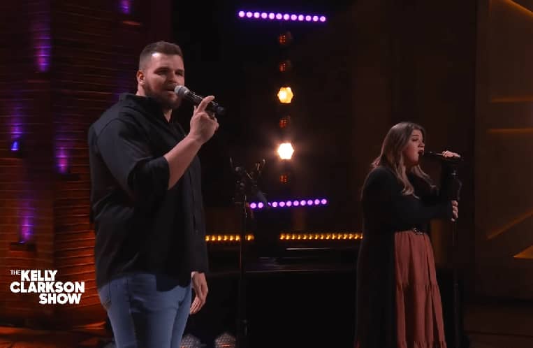 WATCH Kelly Clarkson And ‘Voice’ Winner Jake Hoot Perform Their Duet