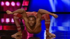 ‘Got Talent Portugal’ Host JUMPS to Give Contortionist the Golden Buzzer