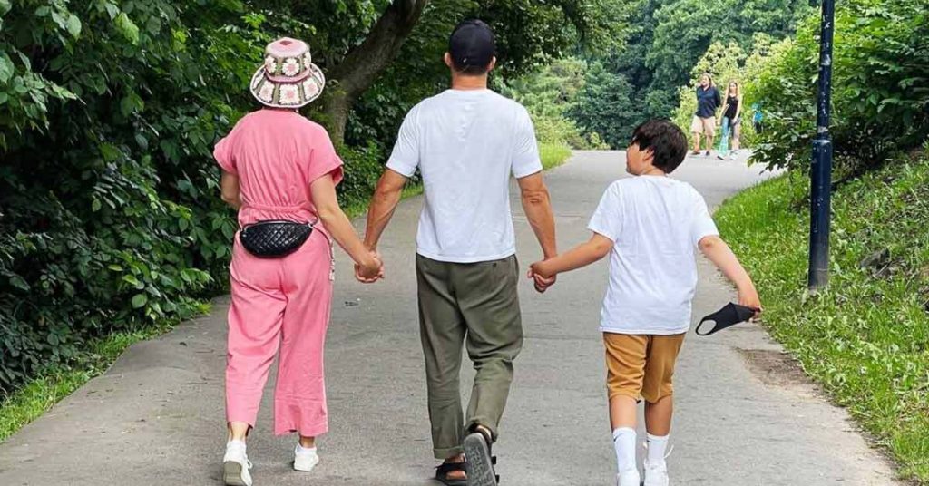 Orlando Bloom Shares Rare Family Photo with Son Flynn, Katy Perry(01)