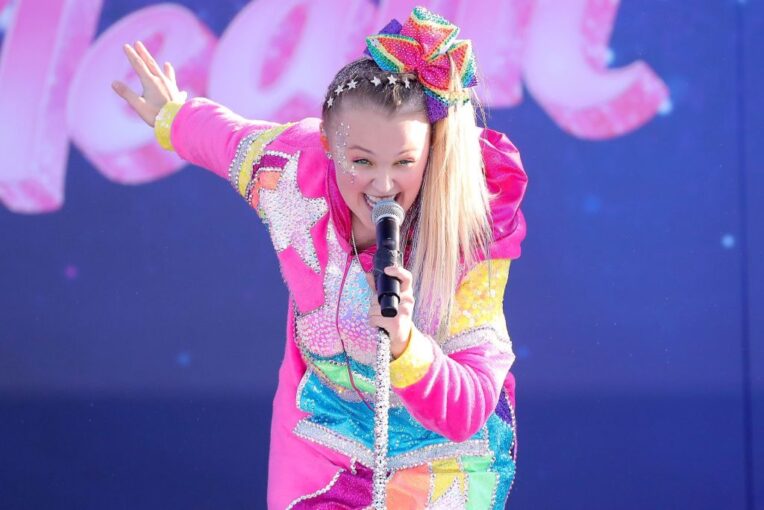 JoJo Siwa Says Nickelodeon Won't Let Her Perform New Songs on D.R.E.A.M ...