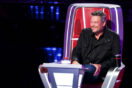 Kelly Clarkson Steals Blake Shelton’s Win Cam With Young Duo