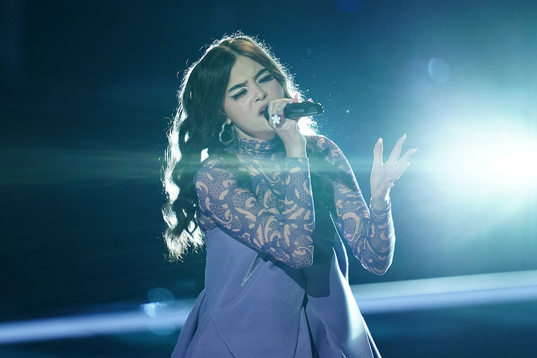Alyssa Witrado singing on 'The Voice' season 22