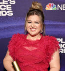 Kelly Clarkson to Host the 2023 NFL Honors in February