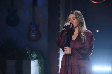 Kelly Clarkson Promises to Release Her New Album This Year