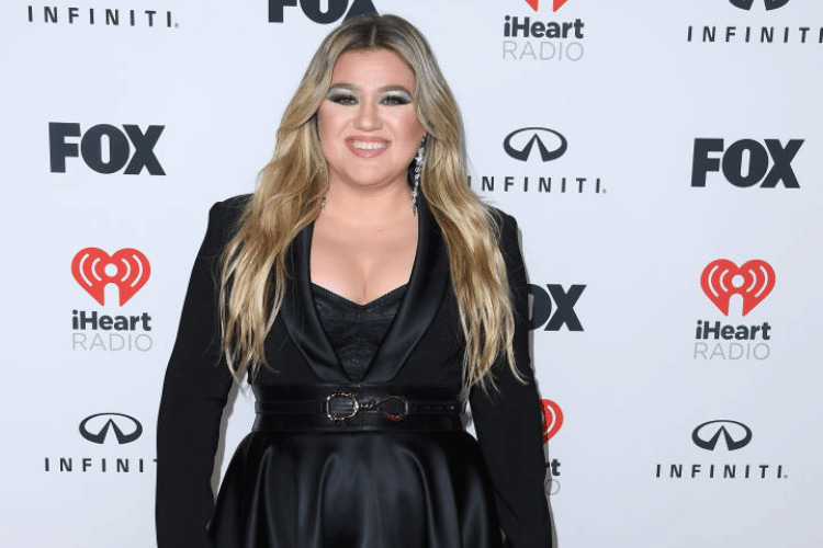 Kelly Clarkson on the 2023 iHeartRadio Music Awards red carpet