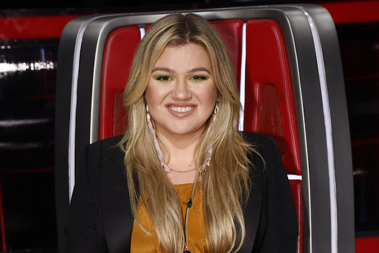Kelly Clarkson at The Voice semi-final Top 8 live performances