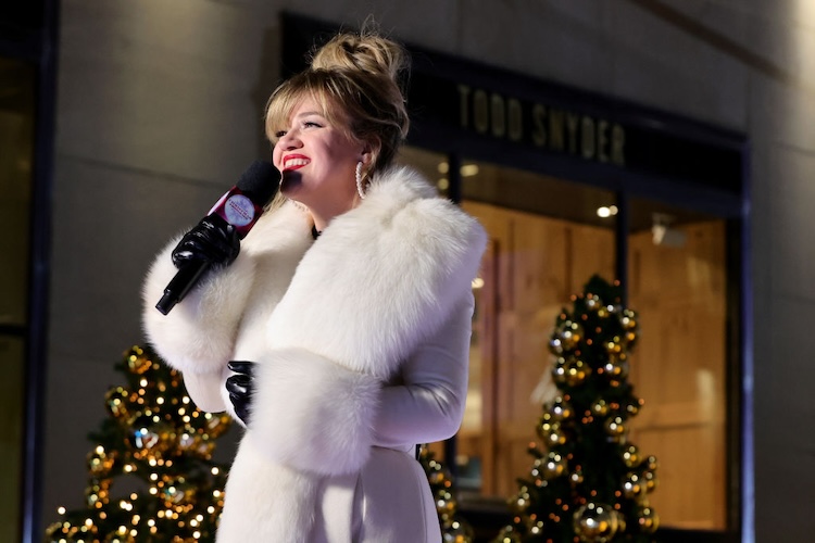 Kelly Clarkson Sings ‘Santa Can’t You Hear Me’ at Rockefeller Christmas Tree Lighting