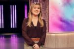 Kelly Clarkson Once Again Forgets Her Own Song in Game Against Anne Hathaway