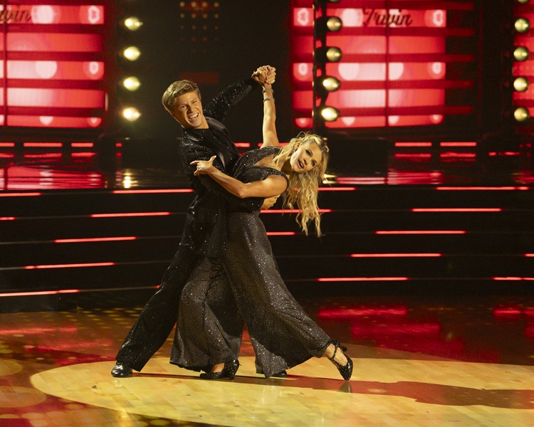 ‘DWTS’ Finale Recap: Robert Irwin, Witney Carson Win Season 34 Mirrorball